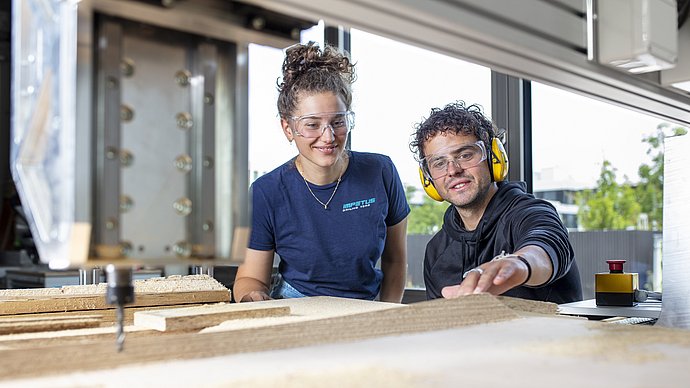 Laura Drexler (links) und Benjamin Wittmann in der Werkstatt MakerSpace