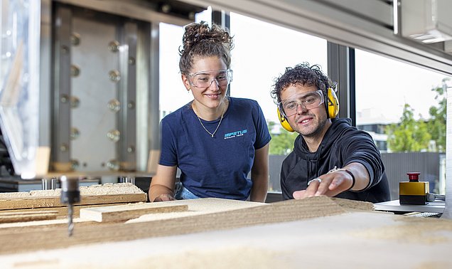 Laura Drexler (links) und Benjamin Wittmann in der Werkstatt MakerSpace