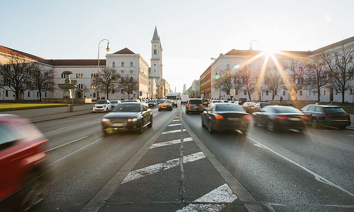 Verkehr auf der Münchner Ludwigstraße.