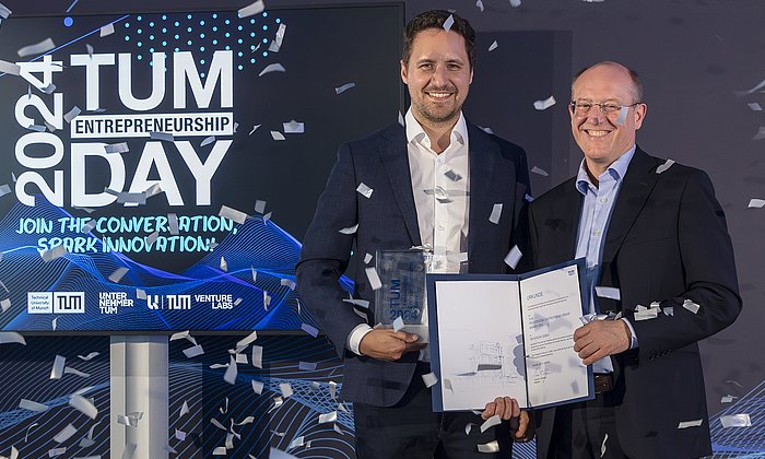 TUM-Vizepräsident Gerhard Kramer gratuliert Reverion-Gründer Stephan Herrmann. 