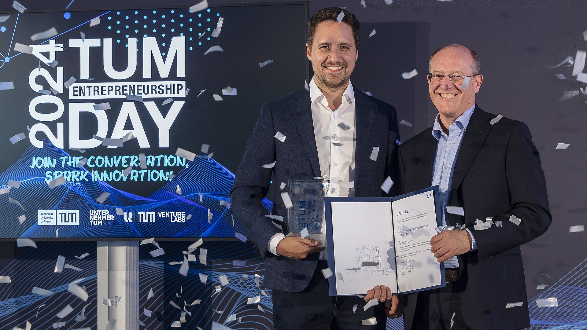 TUM Vice President Gerhard Kramer congratulates Reverion founder Stephan Herrmann.
