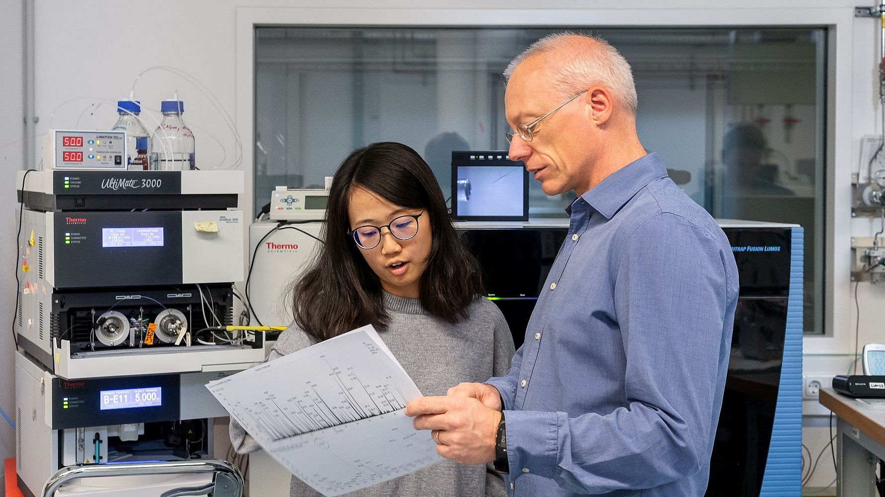 Prof. Küster and a colleague evaluate the results of a data collection.