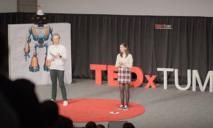 Studierende auf der Bühne des Audimax bei den TedxTUM-Talks 2023