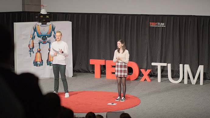 Studierende auf der Bühne des Audimax bei den TedxTUM-Talks 2023