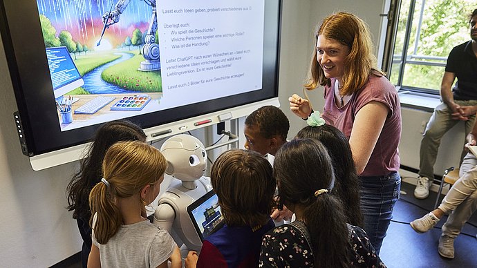 Der Roboter Pepper im Mittelpunkt des Interesses der Schülerinnen und Schüler.