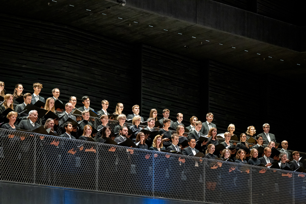 Around 90 singers belong to the TUM Choir. They sing from the choir balcony