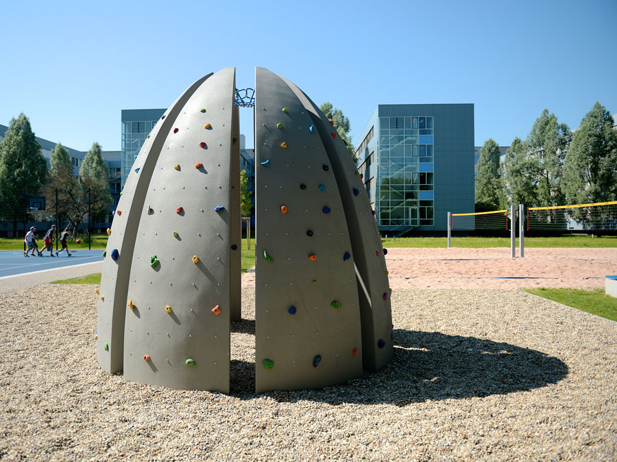 Ungefährlich: Klettern auf's Atom-Ei der neuen Sportanlage der TUM in Garching. (Foto: Michael Höhne)